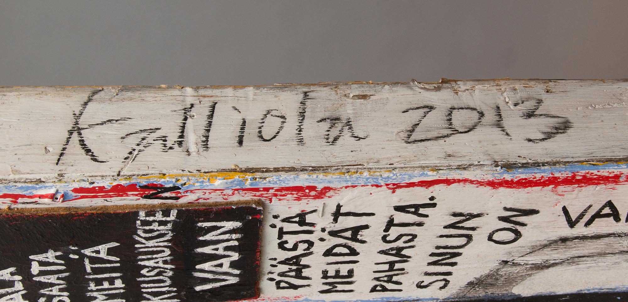 Jori Kalliola, blandteknik och assemblage på träd, signerad och daterad 2013.