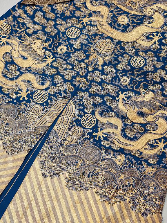 ROBE. Embroidered silk. Height 129 cm. China late Qing dynasty.