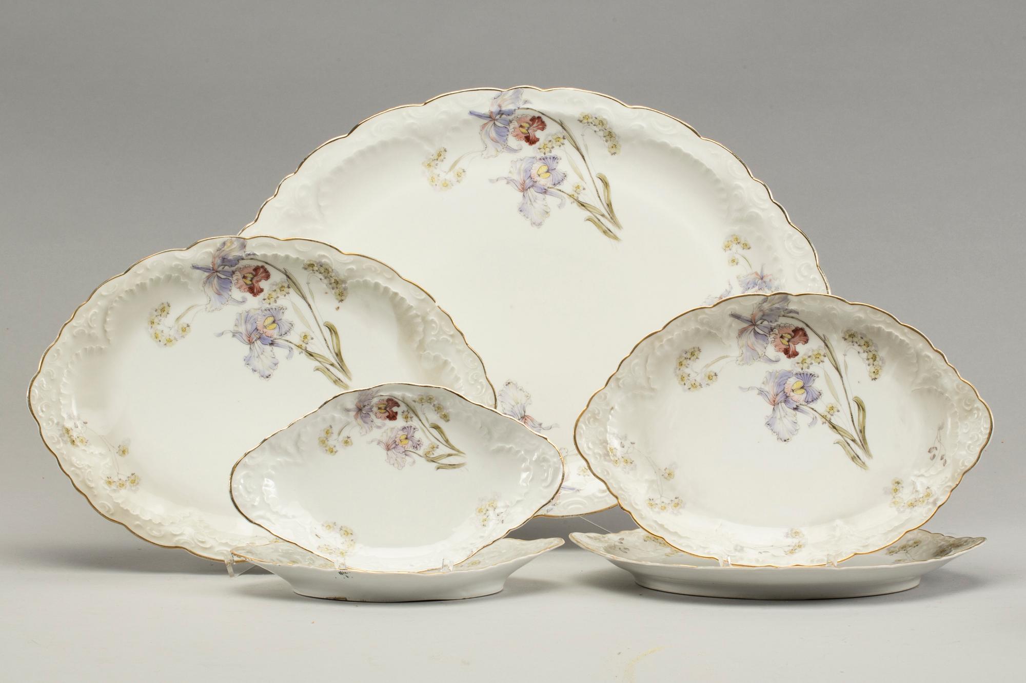 MATSERVIS, 74 delar, porslin, omkring 1900.