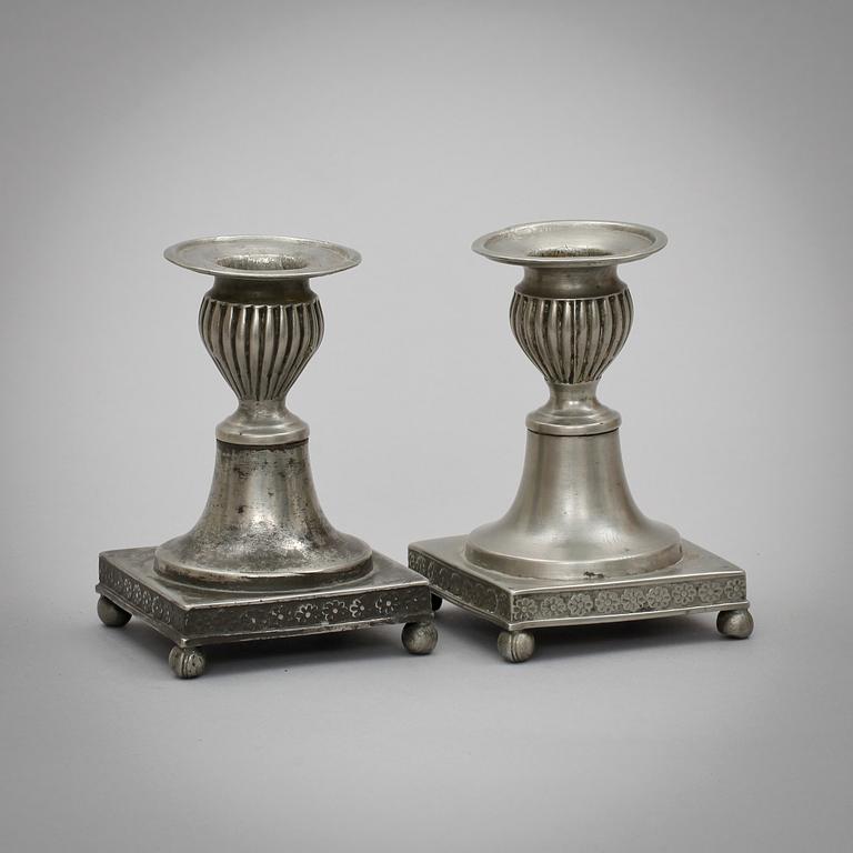 LJUSSTAKAR, ett par, tenn, Nicklas Anström, Växjö. 1825.