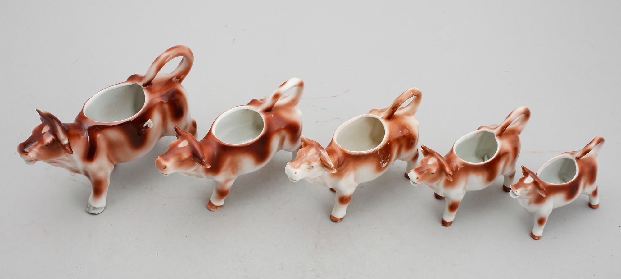 SAMLING MJÖLKKANNOR, 5 st, porslin, tidigt 1900-tal.