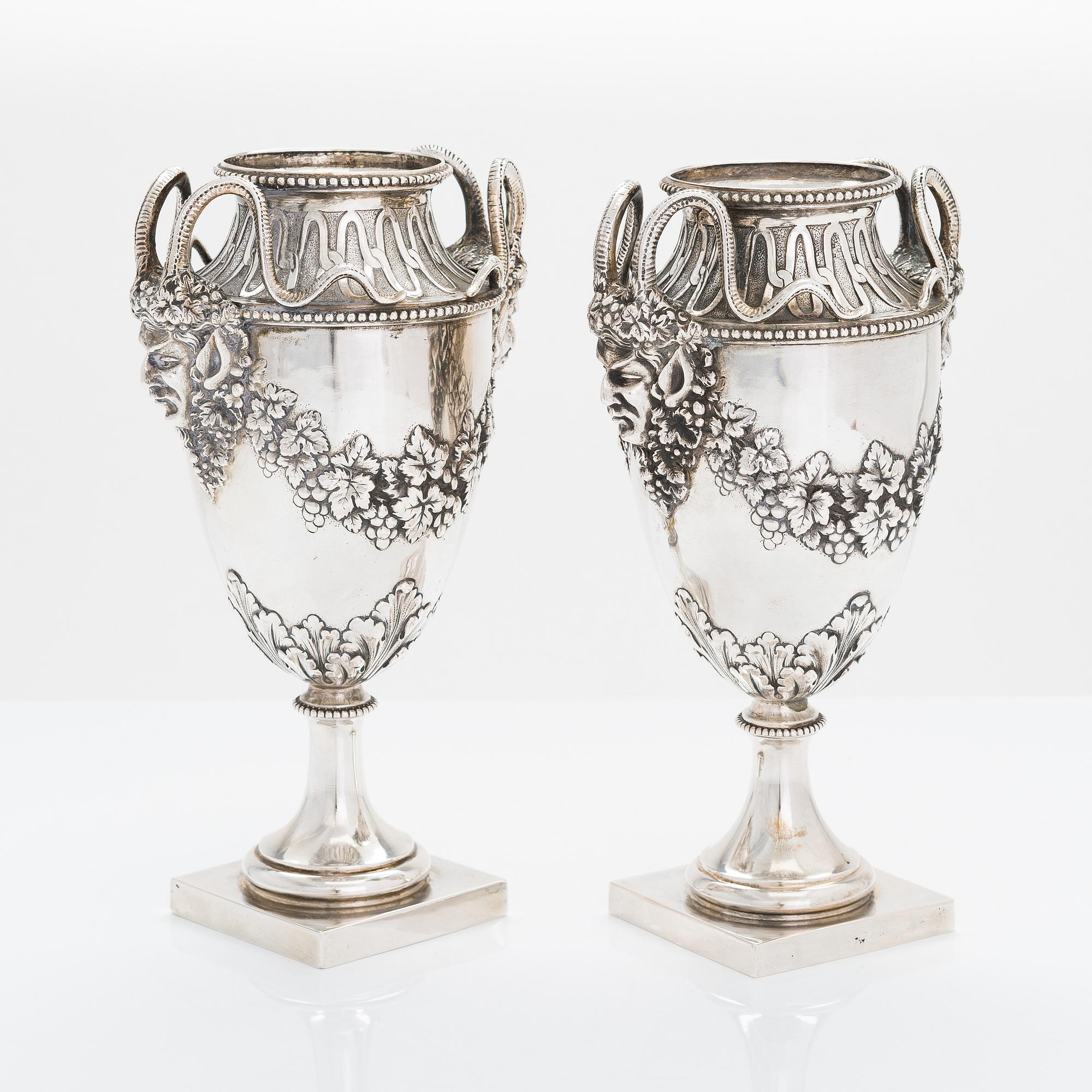 Vaser, ett par, silver, empirstil, fantasistämplar, 1900-talets första kvartal.