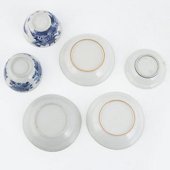 A set of seven Chinese porcelain pieces, Qing dynasty, Qianlong (1736-95) and Jiaqing (1796-1820).