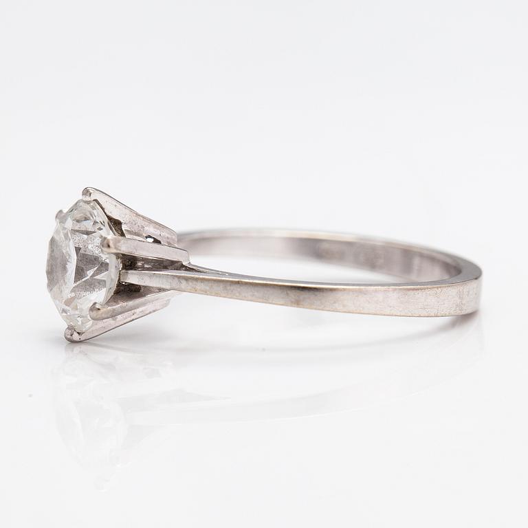 An 18K white gold ring with a 1.58 ct diamond. With certificate.