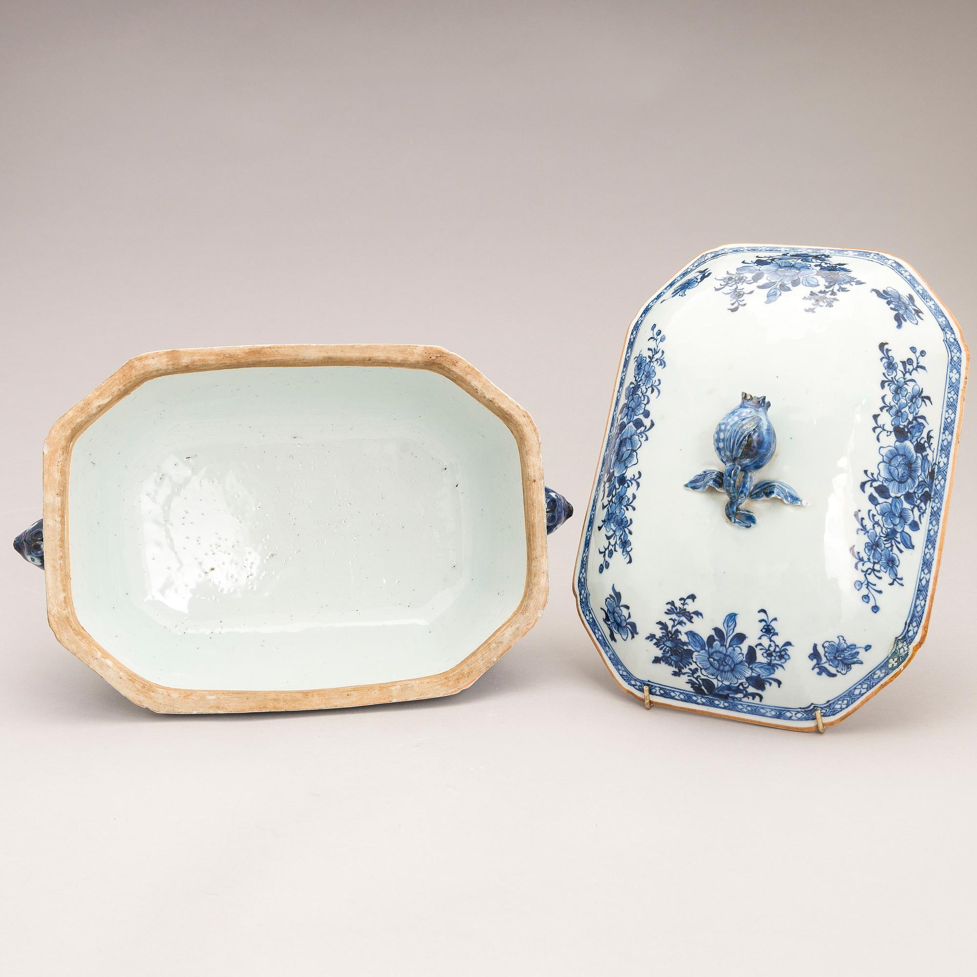A Chinese Qianlong (1736-1795) porcelain tureen.