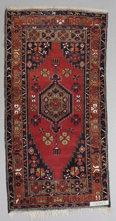 MATTA, orient. Ca 225 x 117 cm.