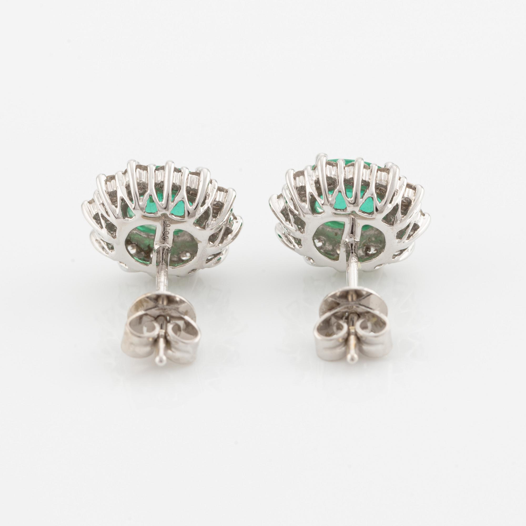 Örhängen, ett par, 18K vitguld med smaragder och briljantslipade diamanter.