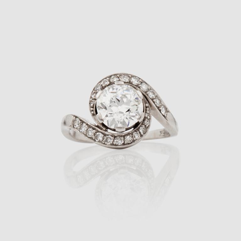 A ring with a circa 2.00 ct diamond surrounded by smaller single-cut diamonds.