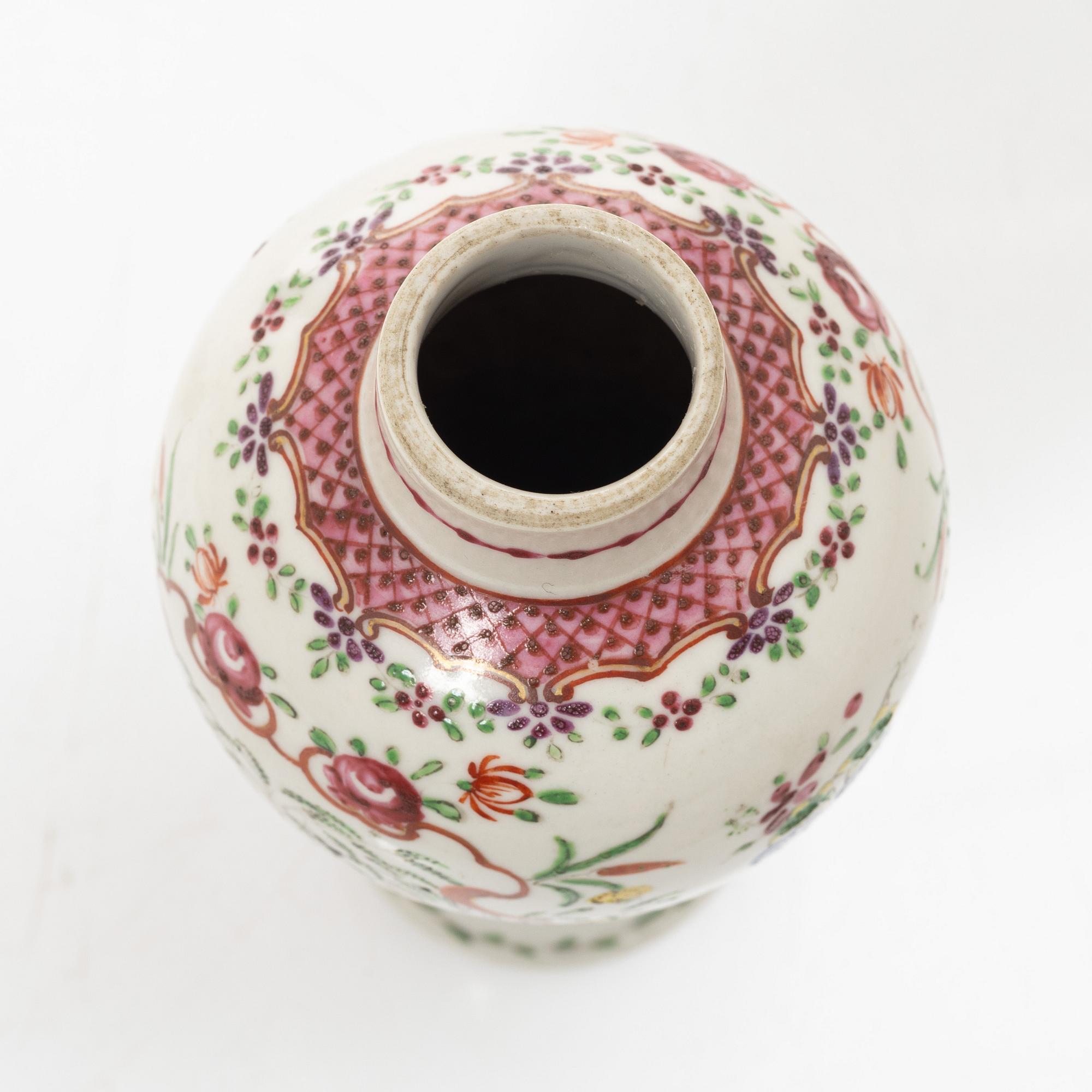 Fat samt vas, porslin. Qingdynastin, 1700/1800-tal.