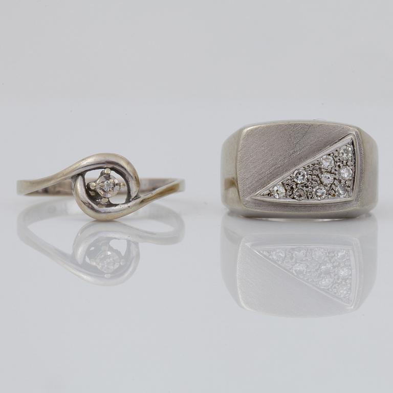 RINGAR, 2 st, 18 k vitguld samt diamanter, tot vikt ca 7.0 g.