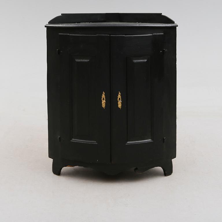 HÖRNSKÄNK, 1800-talets första hälft.