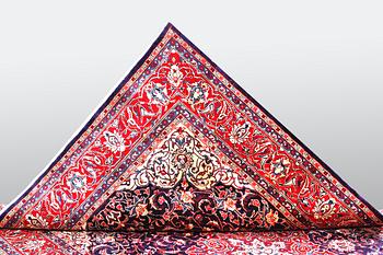 A carpet, Sarouk, ca 342 x 214 cm.