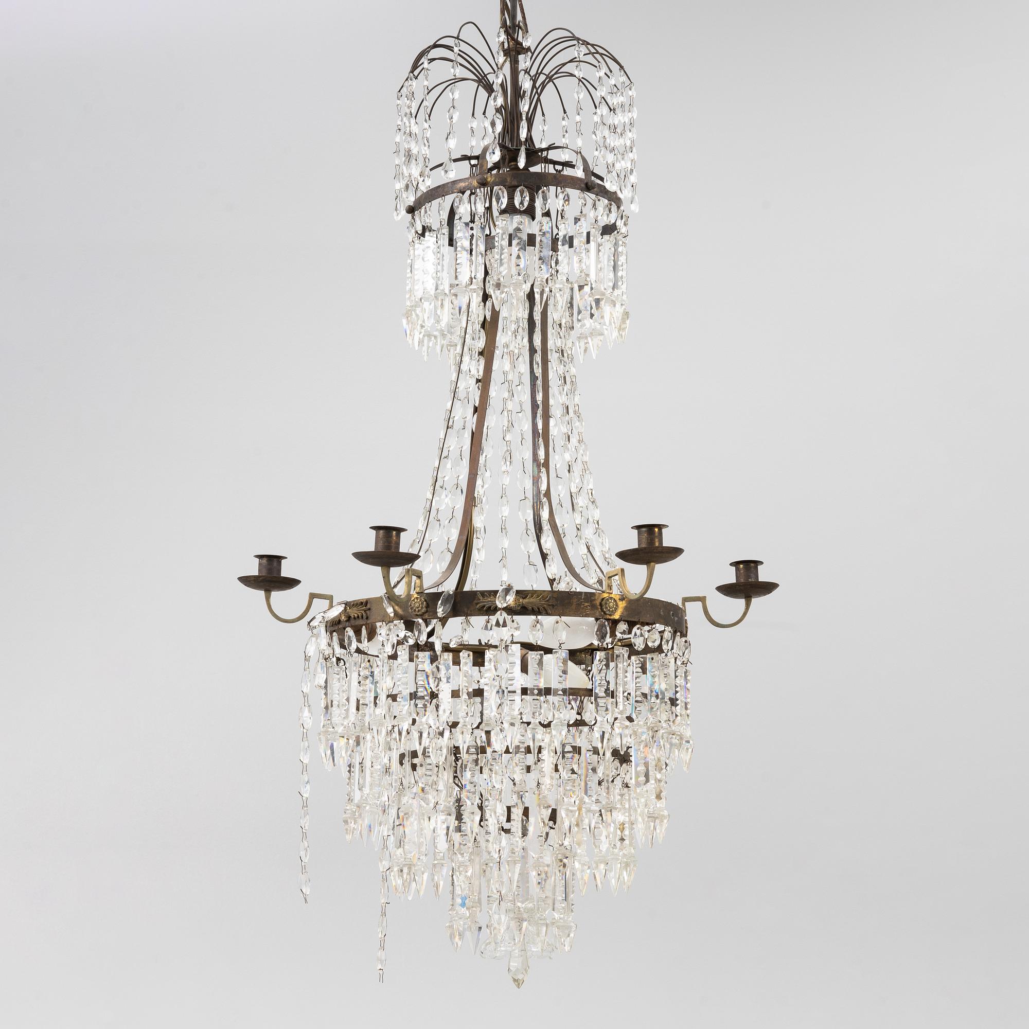 Ljuskrona, 1800-tal med äldre delar.