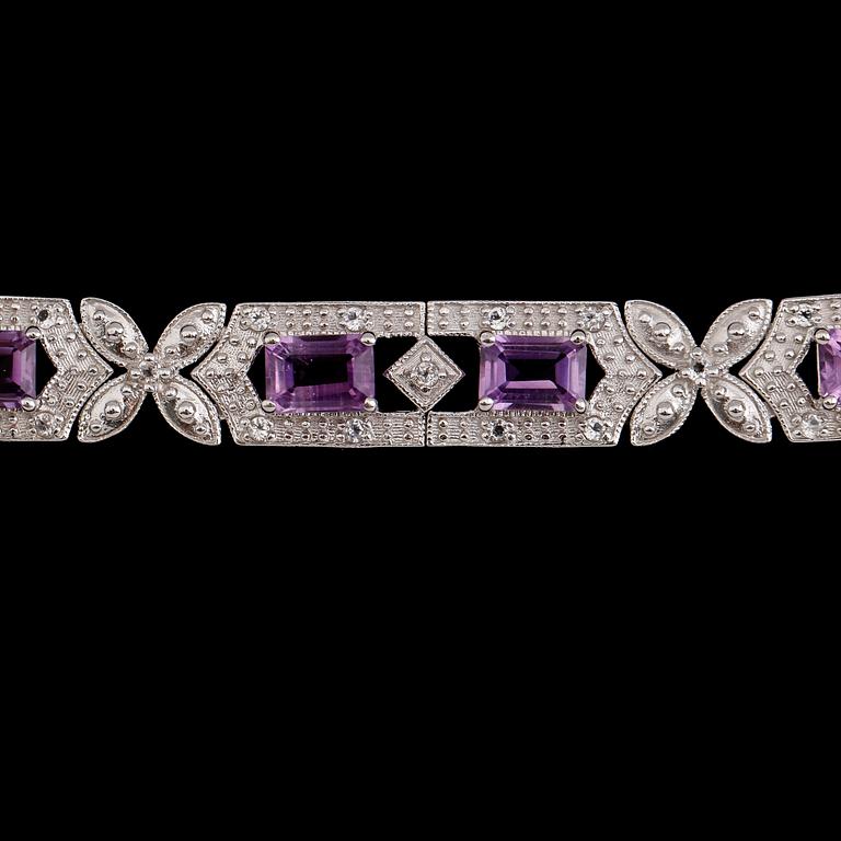 ARMBAND, sterlingsilver, ametister tot ca 11.00 ct, vita topaser tot ca 1.50 ct.