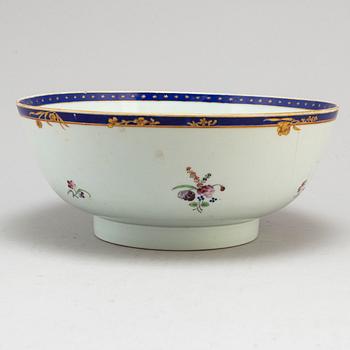 A CHINESE PORCELAIN PUNCH BOWL, Qianlong 1736-1795.