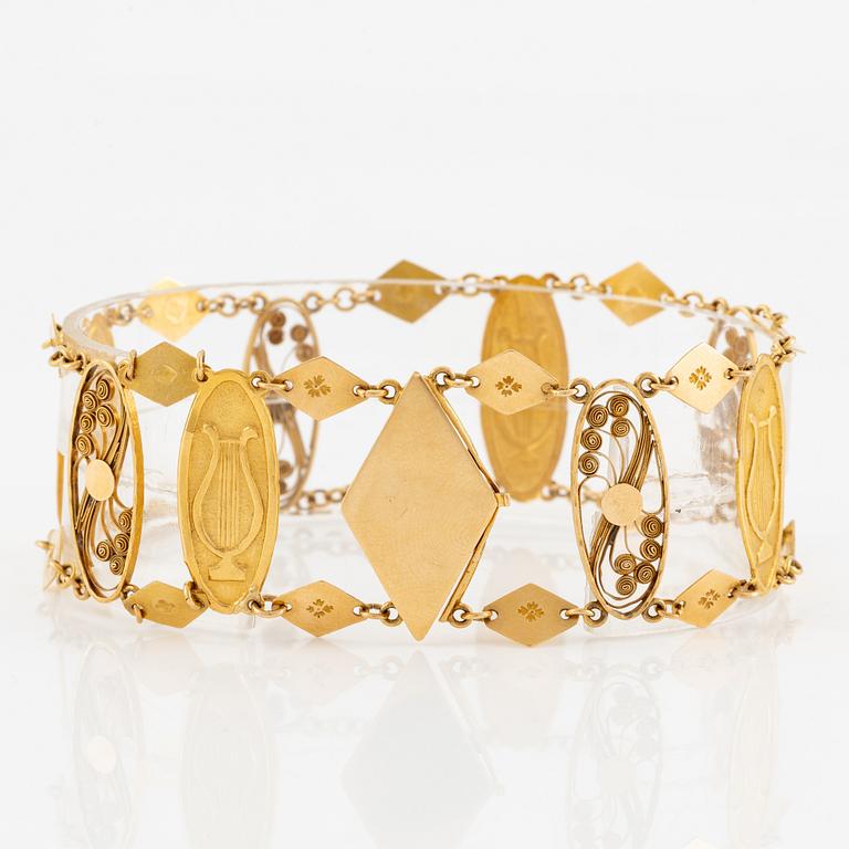 A bracelet in 20K gold.