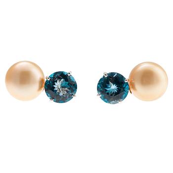 341. EARRINGS, 14K white gold, south sea pearls 12 mm, Brazilian blue topaz 9.55 ct. Length 23 mm. Weight 10,5 g.