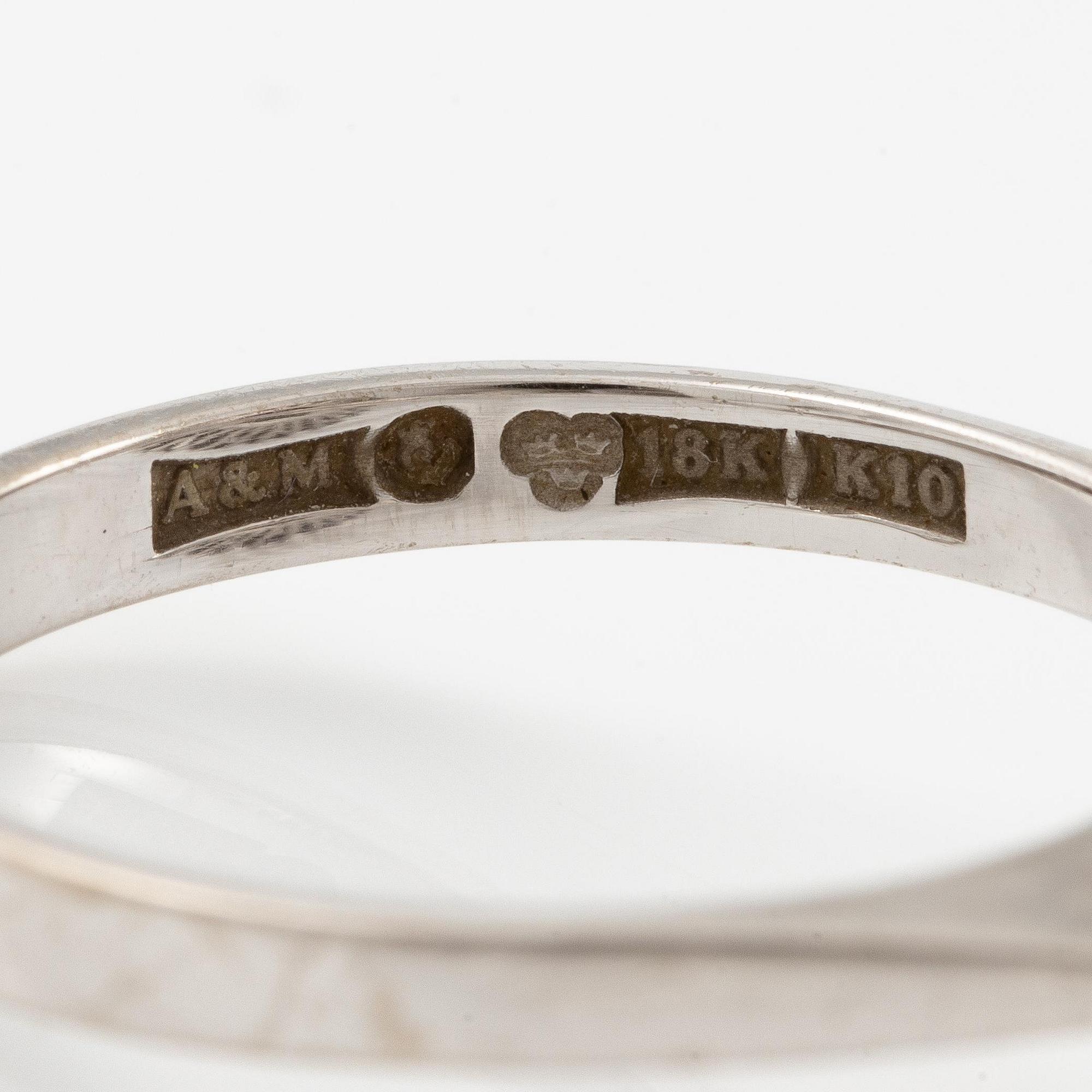 Ring, 18K white gold with a ruby and baguette- and round brilliant-cut diamonds.