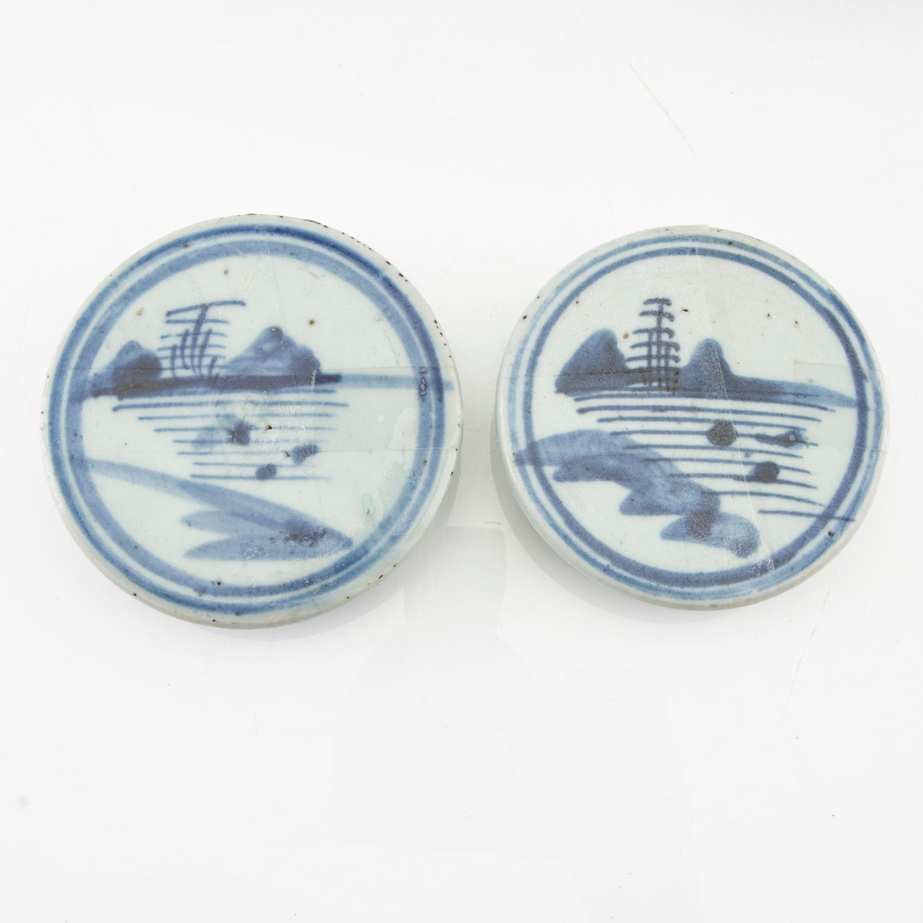 Two Chinese porcelain jars with covers, China, 19th century porcelain.