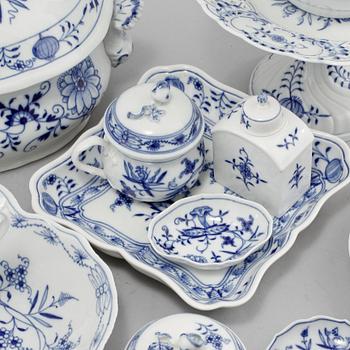 SERVISDELAR, 72 st, porslin, "Lökmönstret", Meissen, 1900-talets andra hälft.