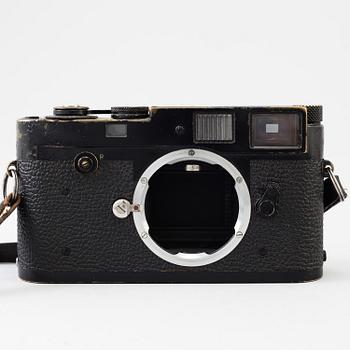 A black body Leica M2 camera nr 948690 from 1958 with Canon Lens 50 mm f:1.8 samt Ernst Leitz Elmar f=9 cm 1:4.