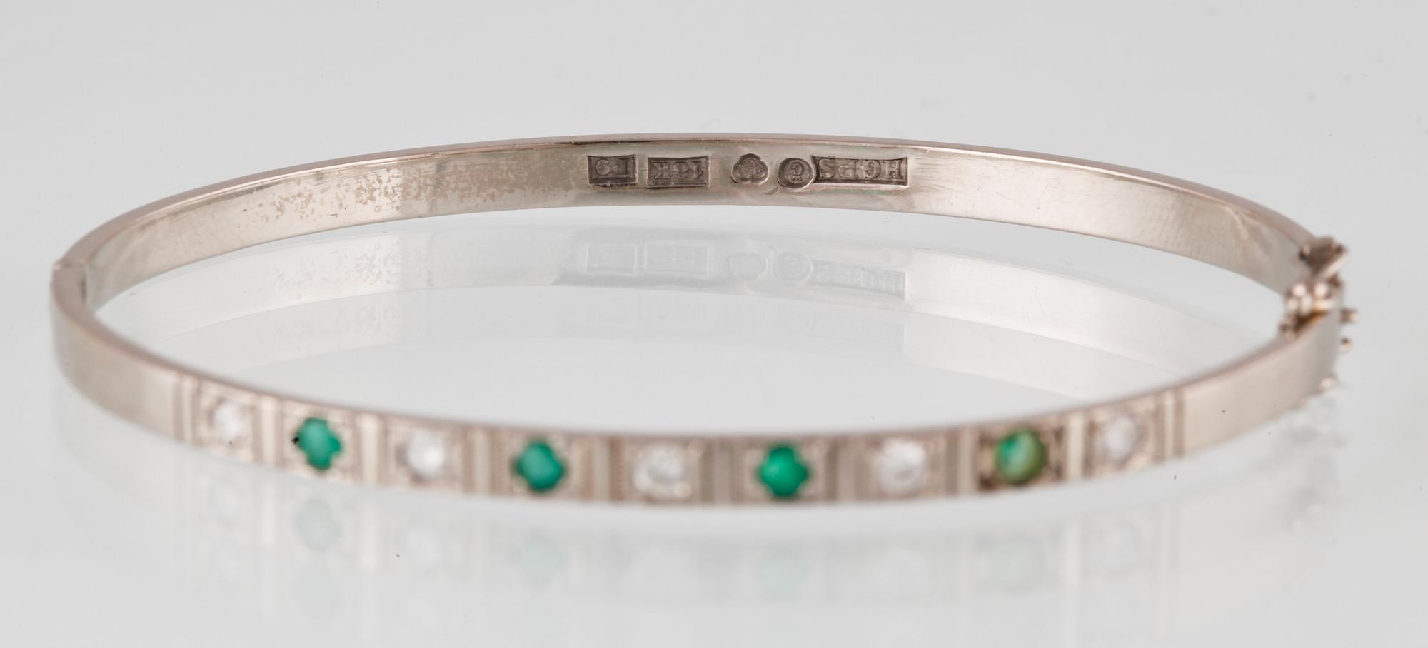 ARMRING, 18k vitguld med 5 briljantslipade diamanter och 4 smaragder, Sten Gramen, Göteborg, 1965. Vikt 13,3 gram.