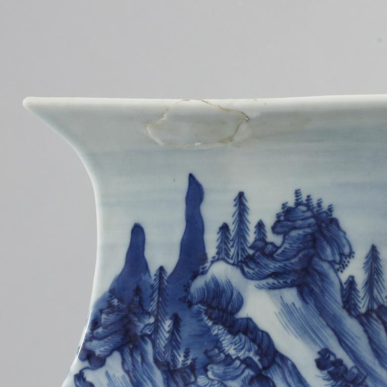 A blue and white vase, Qing dynasty 19th century.