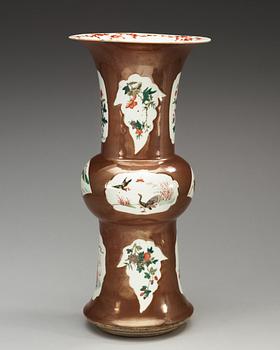 VAS, porslin. Qing dynastin, 1800-tal.