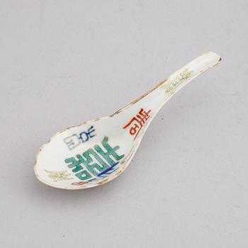A set of six Chinese porcelain spoons, around the year 1900.