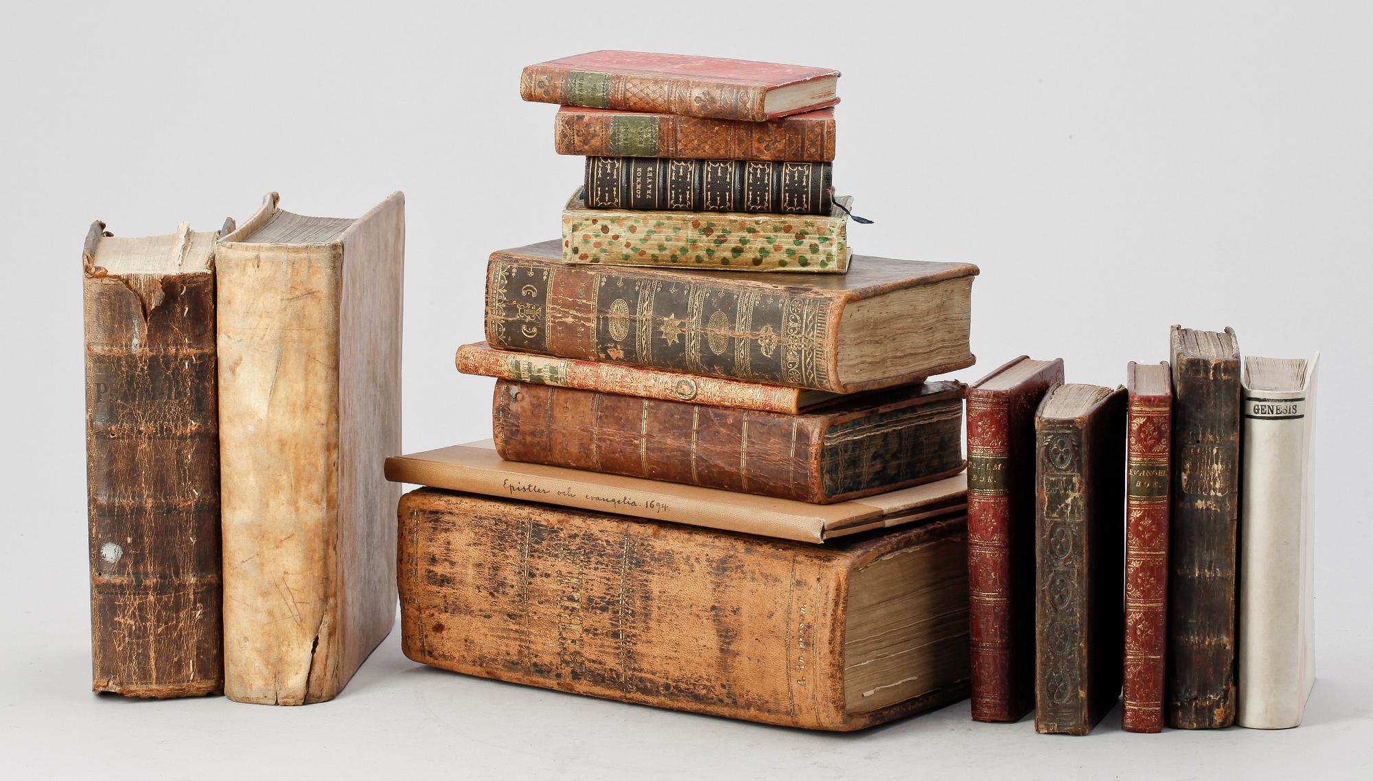 BOKPARTI MED TEOLOGI OCH BIBLAR SAMT PSALMBÖCKER, 16 vol, bla "Historiae Passionis Analysis.." MN. Tilesio, Göteborg 1655.