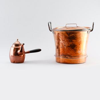 KITTEL MED LOCK samt SKOPA, KAFFEKANNA, koppar, omkring år 1900.