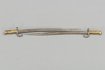 SABELBAJONETTER, två stycken snarlika, troligen Frankrike, 1800-talets andra hälft.