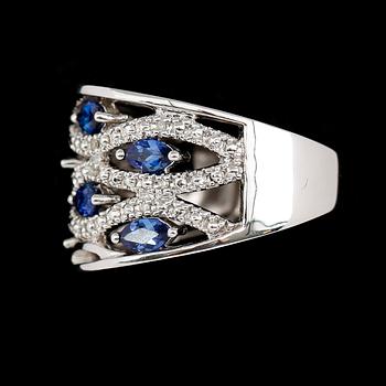 RING, 10 k vitguld, blå safirer, diamanter tot ca 0.06 ct.