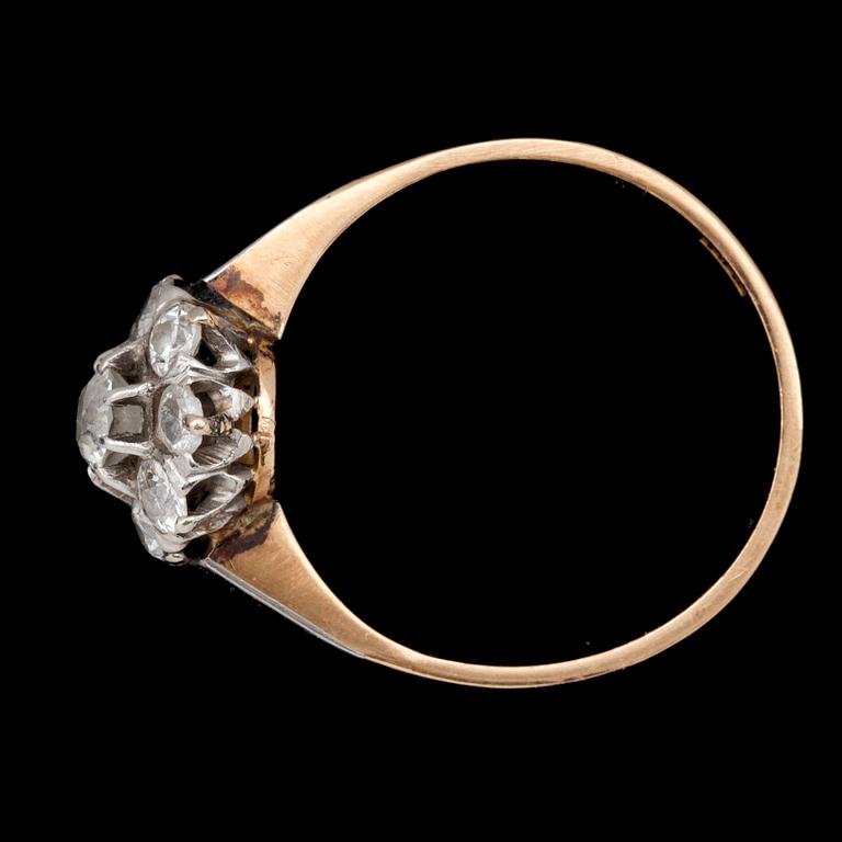 RING, guld 18k, med 9 st briljantslipade diamanter, tot ca 0,45 ct. Vikt ca 4 g.