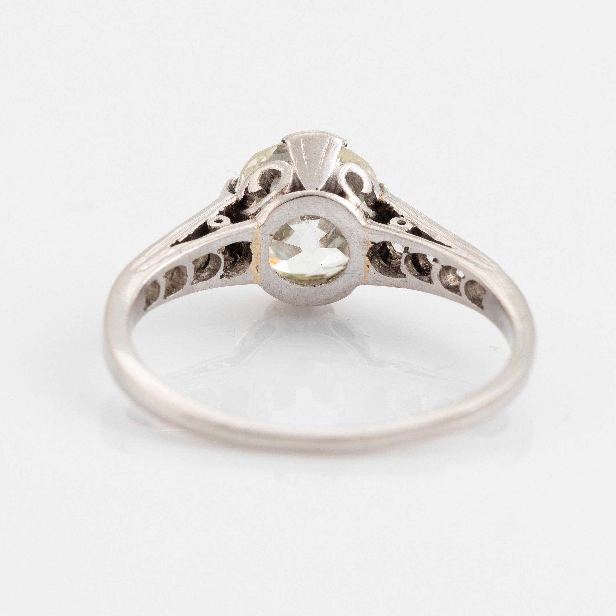 Ring platina med en cushionformad gammalslipad diamant.