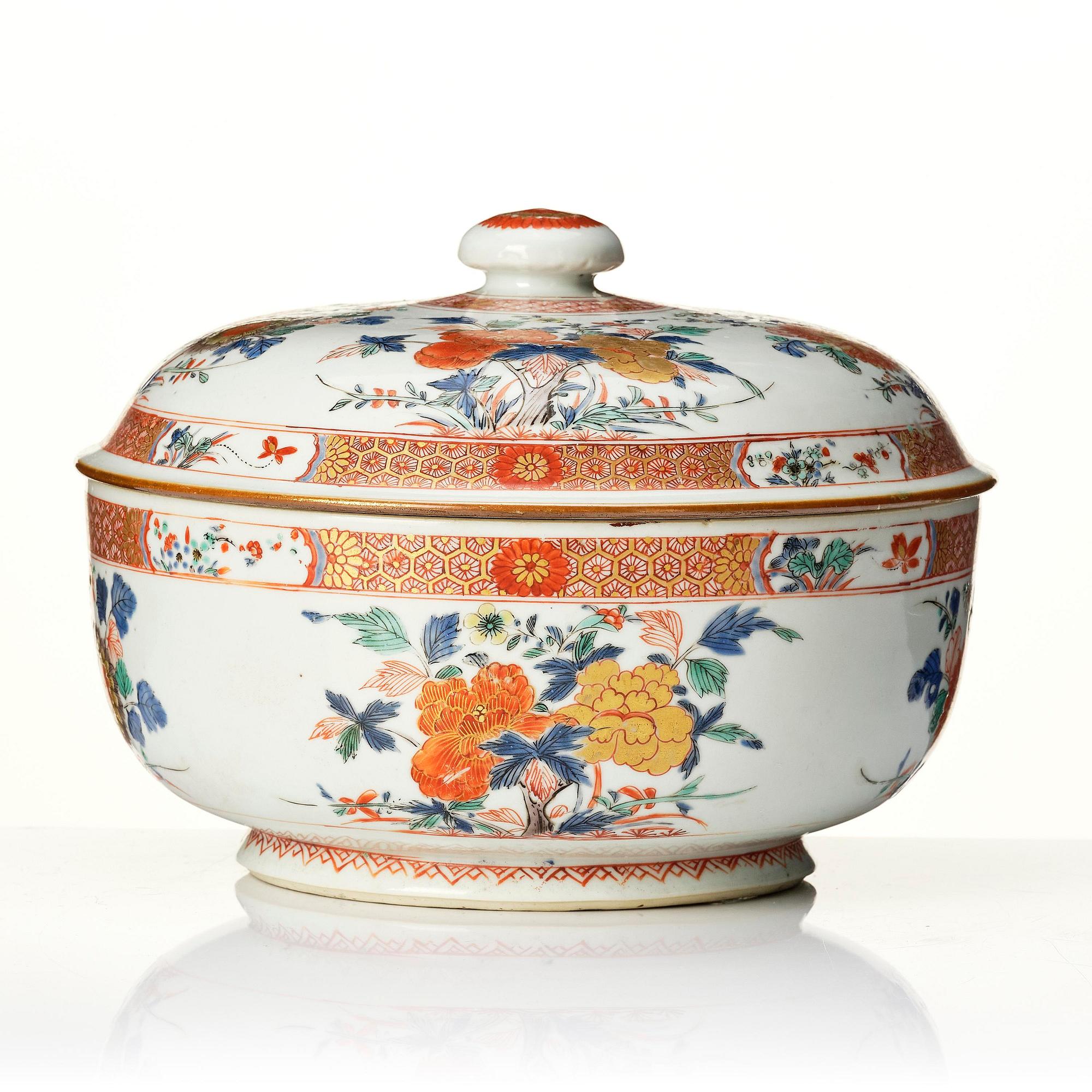 Terrin med lock, porslin. Qingdynastin, Kangxi (1662-1722).