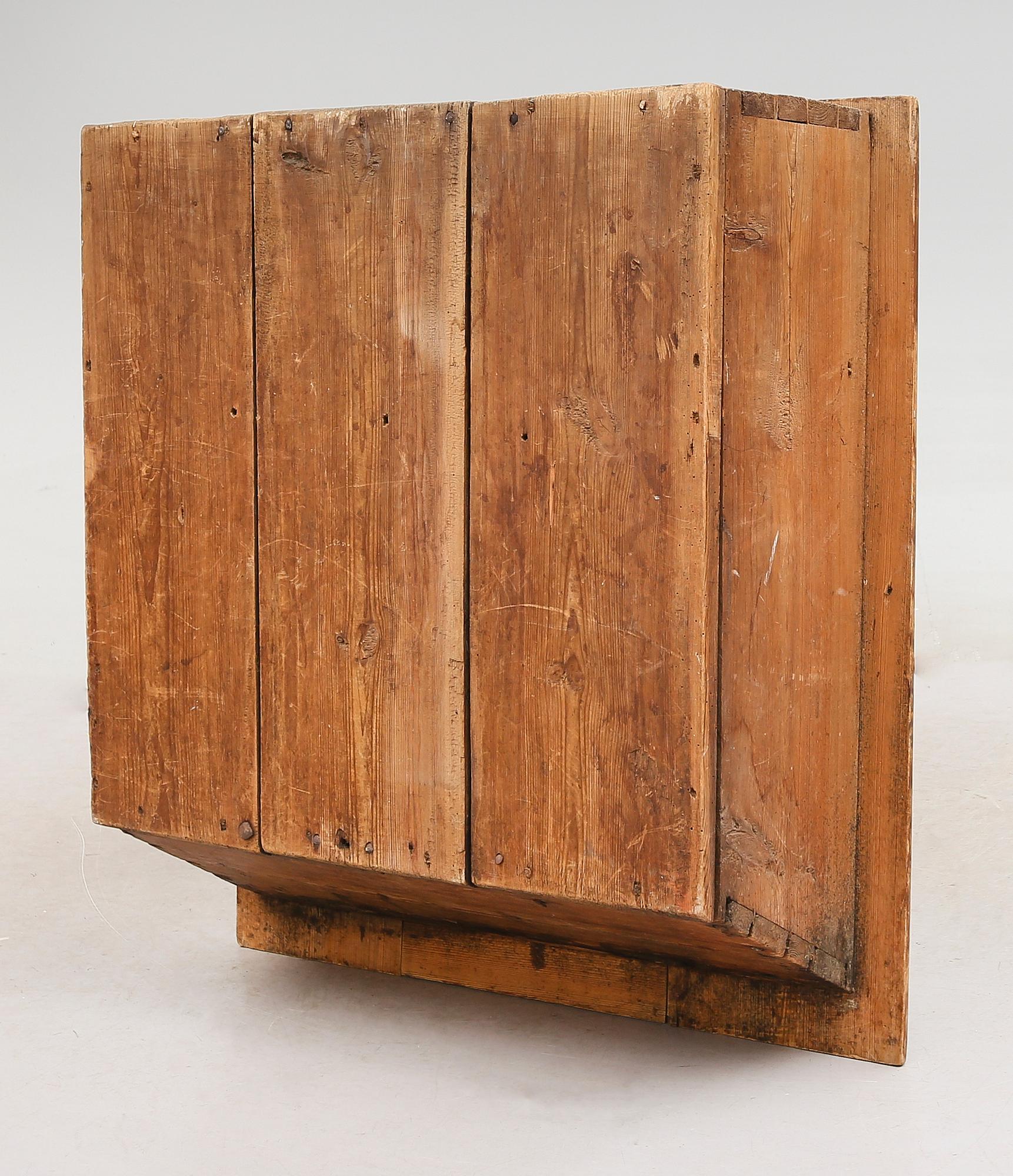 VÄGGSKÅP, allmoge omkring år 1800.