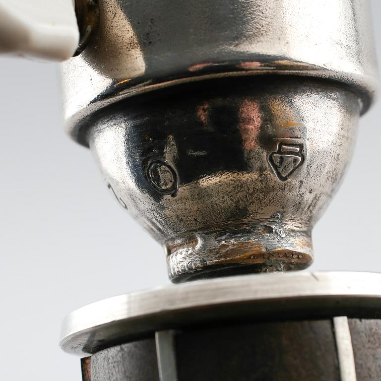 BORDSLAMPA, tenn och svärtat trä, 1900-talets första hälft.