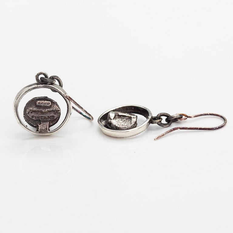 Jorma Laine, Örhängen "Mörökölli", silver. Turun Hopea, Åbo.