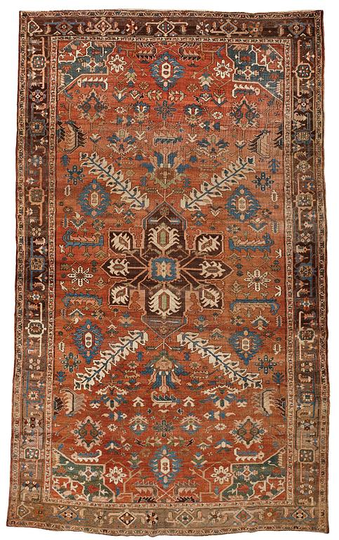 Matto, an antique Heriz, ca 454,5-460,5 x 268-285 cm.