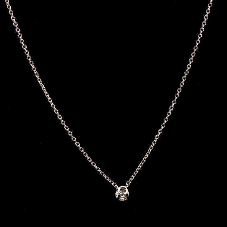 A PENDANT, brilliant cut diamond c. 0.40 ct. c. W/si 14K white gold. Length 41 cm.