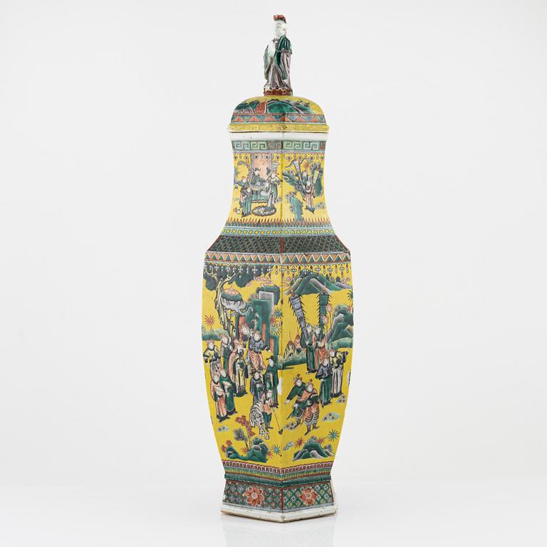 A porcelain urn, China, early 20th century.