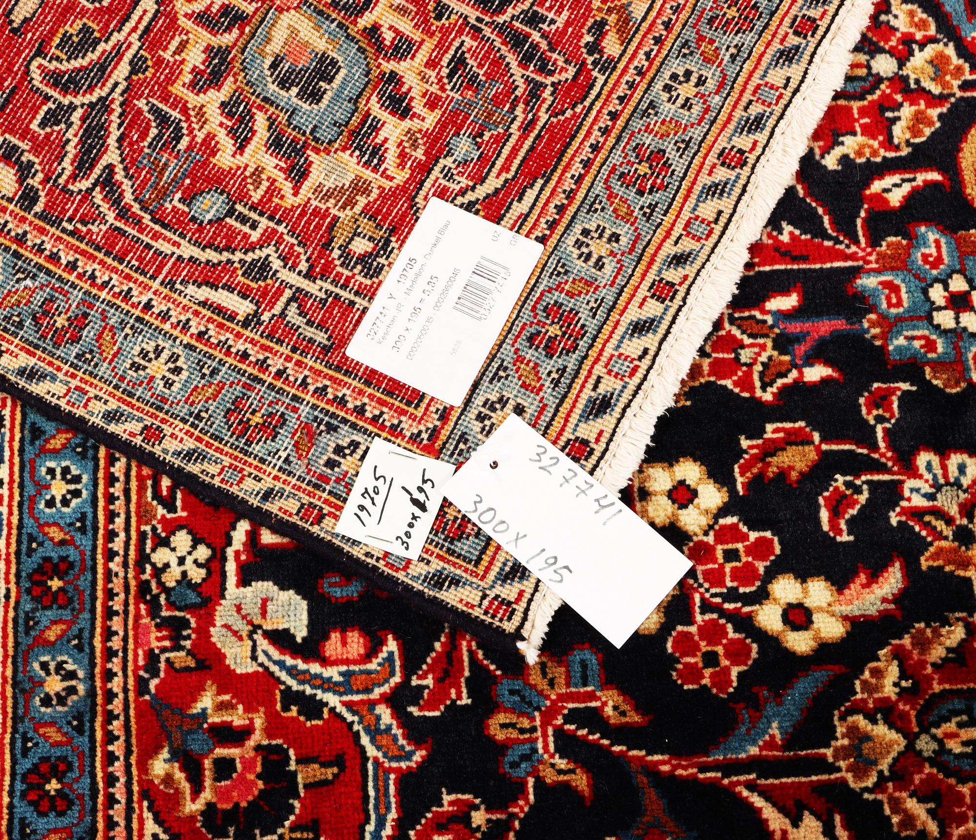 A Kashan carpet. a. 300 x 195 cm.