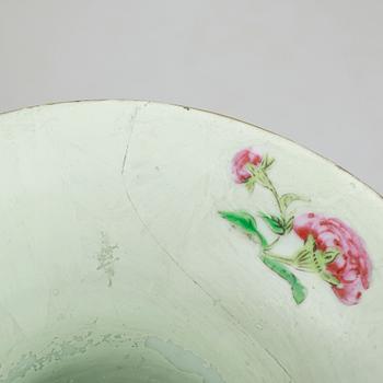 A CHINESE CANTON PORCELAIN VASE, 19th century.