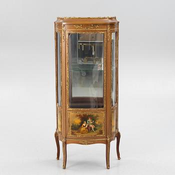 Vitrinskåp, Louis XV-stil, 1900-tal.