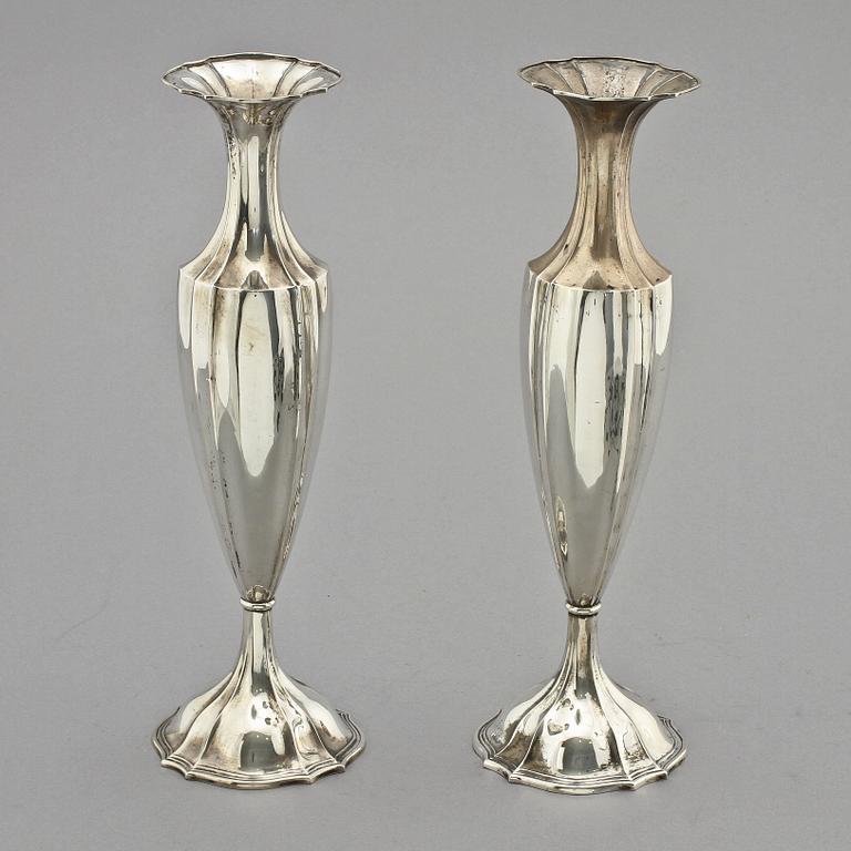 VASER, ett par, silver, K Andersson, Göteborg, 1917.