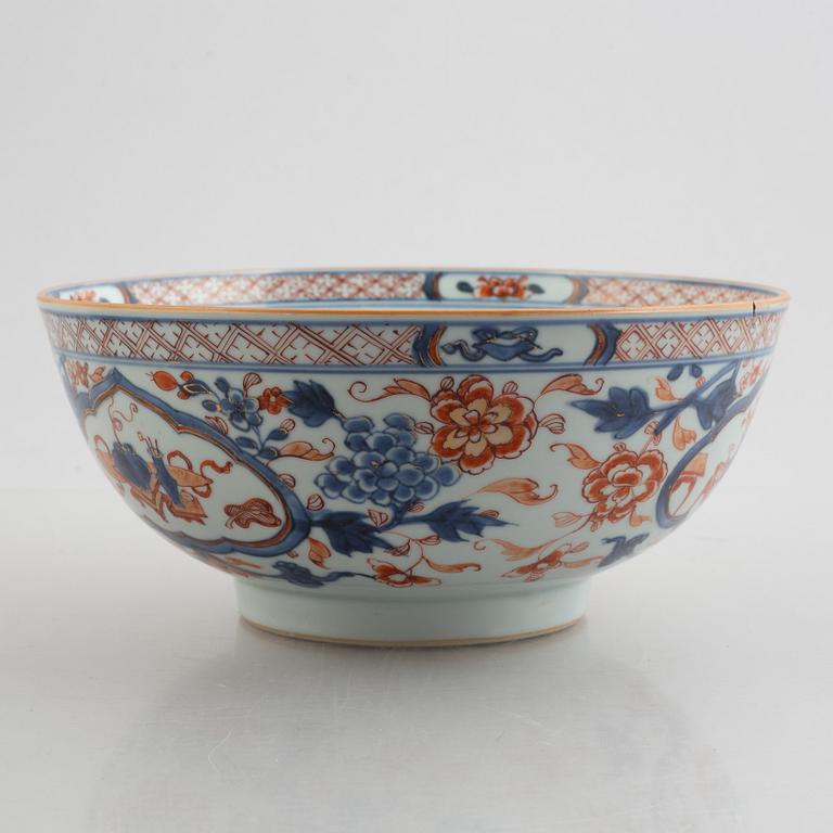 An Imari porcelain bowl and four plates, China, qing dynasty, 18th century.