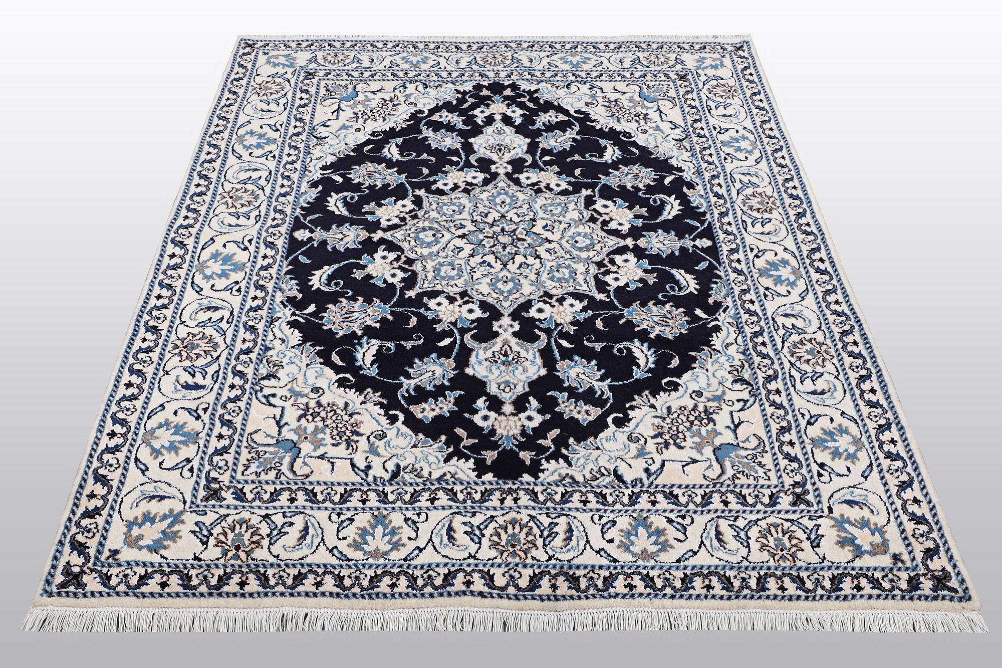 A rug, Nain, paret silk, sk 9 LAA, 204 x 152 cm.