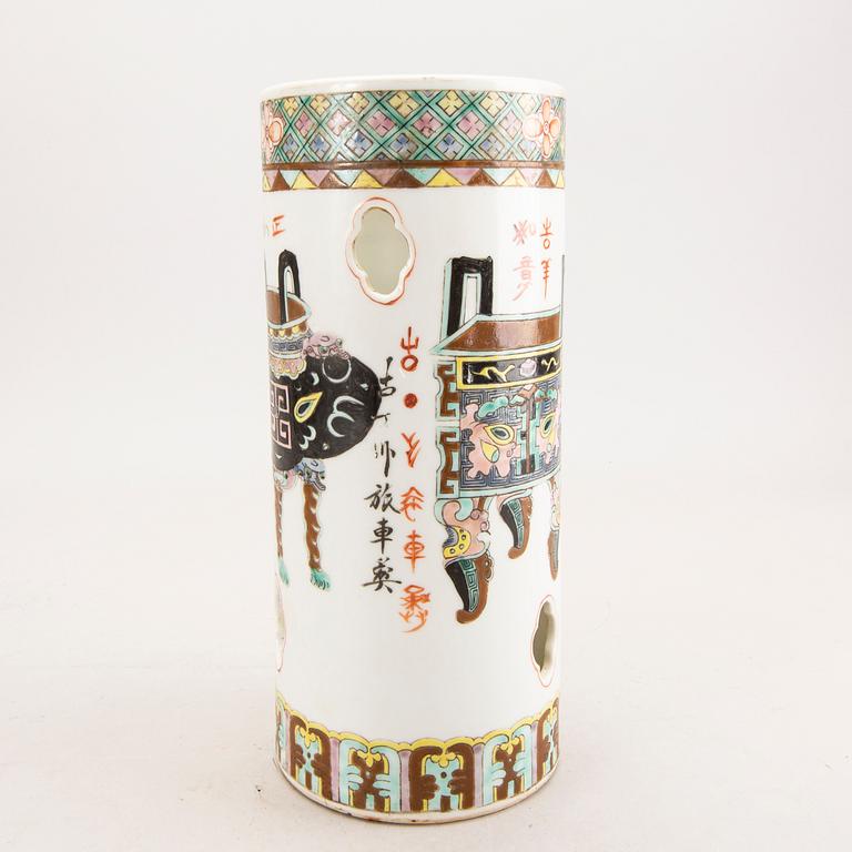 A Chinese porcelain vase around 1900.