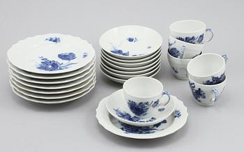 SERVISDELAR, 14 st, porslin, "Blå blomst", Royal Copenhagen, 1900-talets andra hälft.